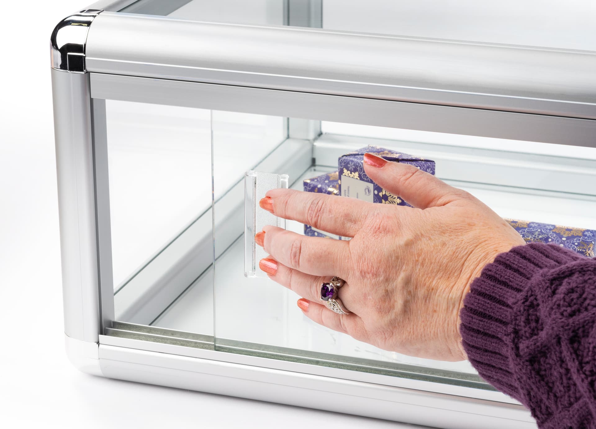 Aluminum countertop showcase with sliding doors