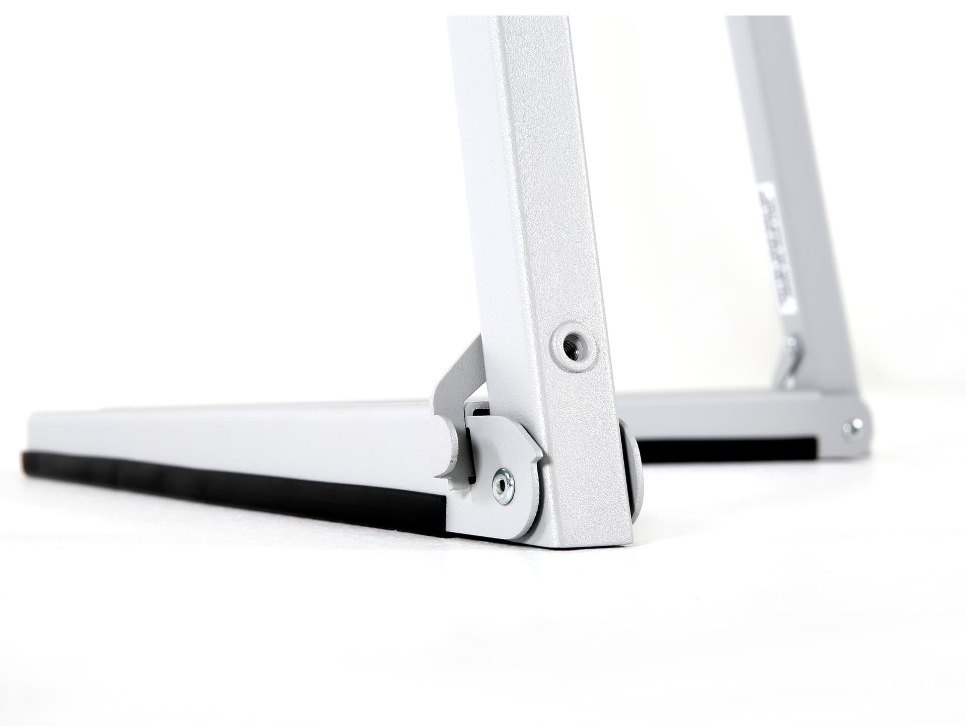 Portable bi-fold easel anti skid bottom