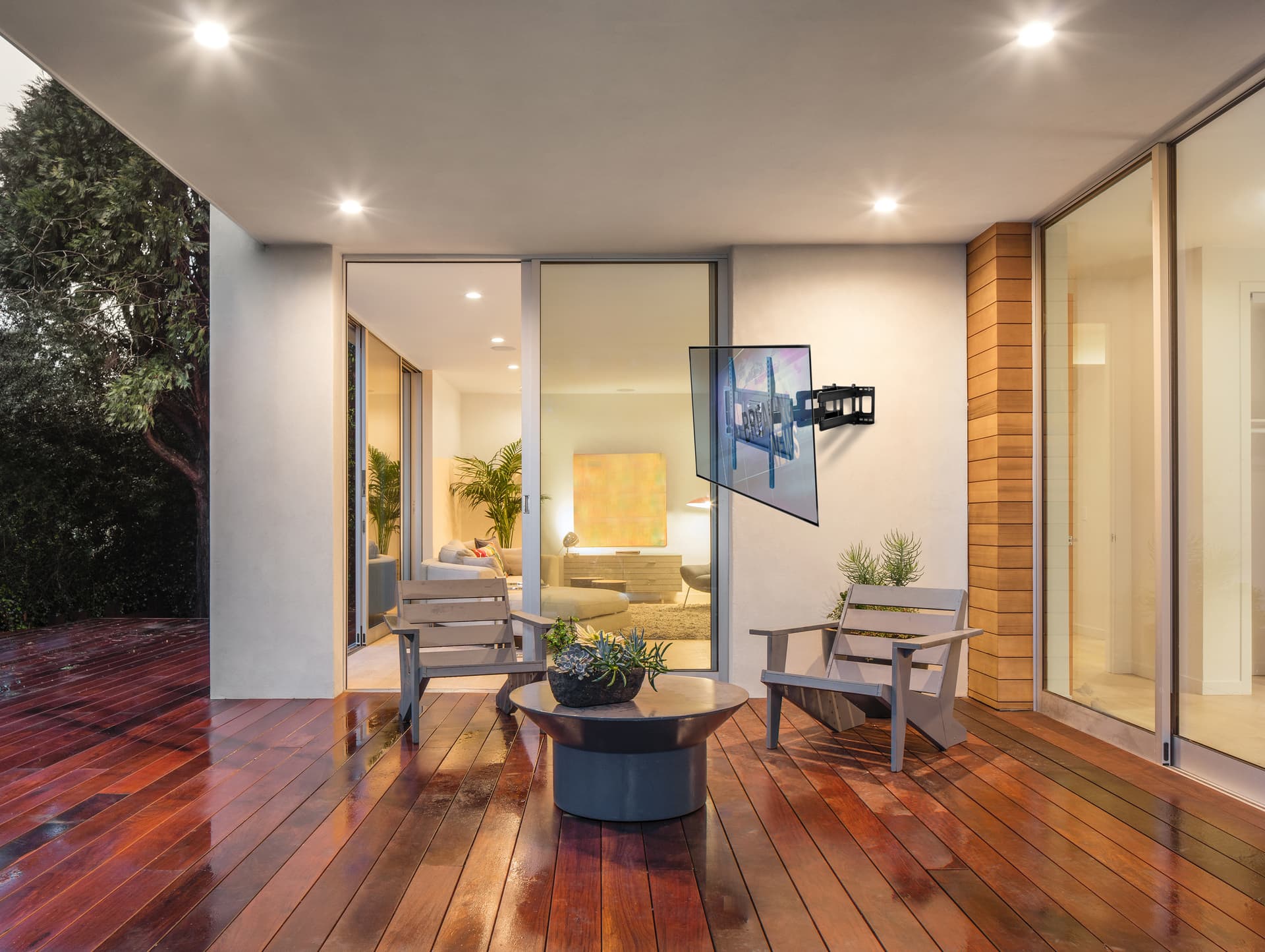 Weather-resistant outdoor TV wall bracket