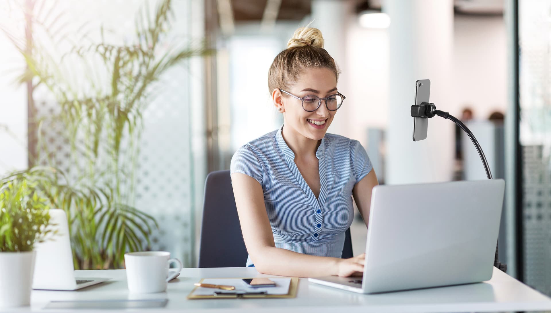 Universal gooseneck phone stand with vertical or horizontal device orientation