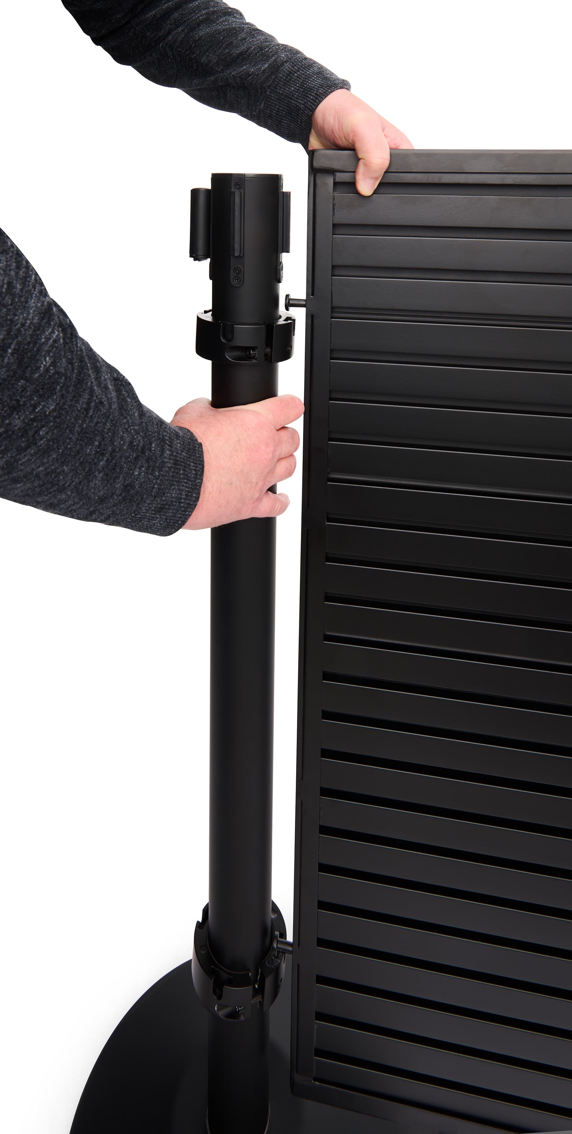 Slatwall merchandiser with peg connection 